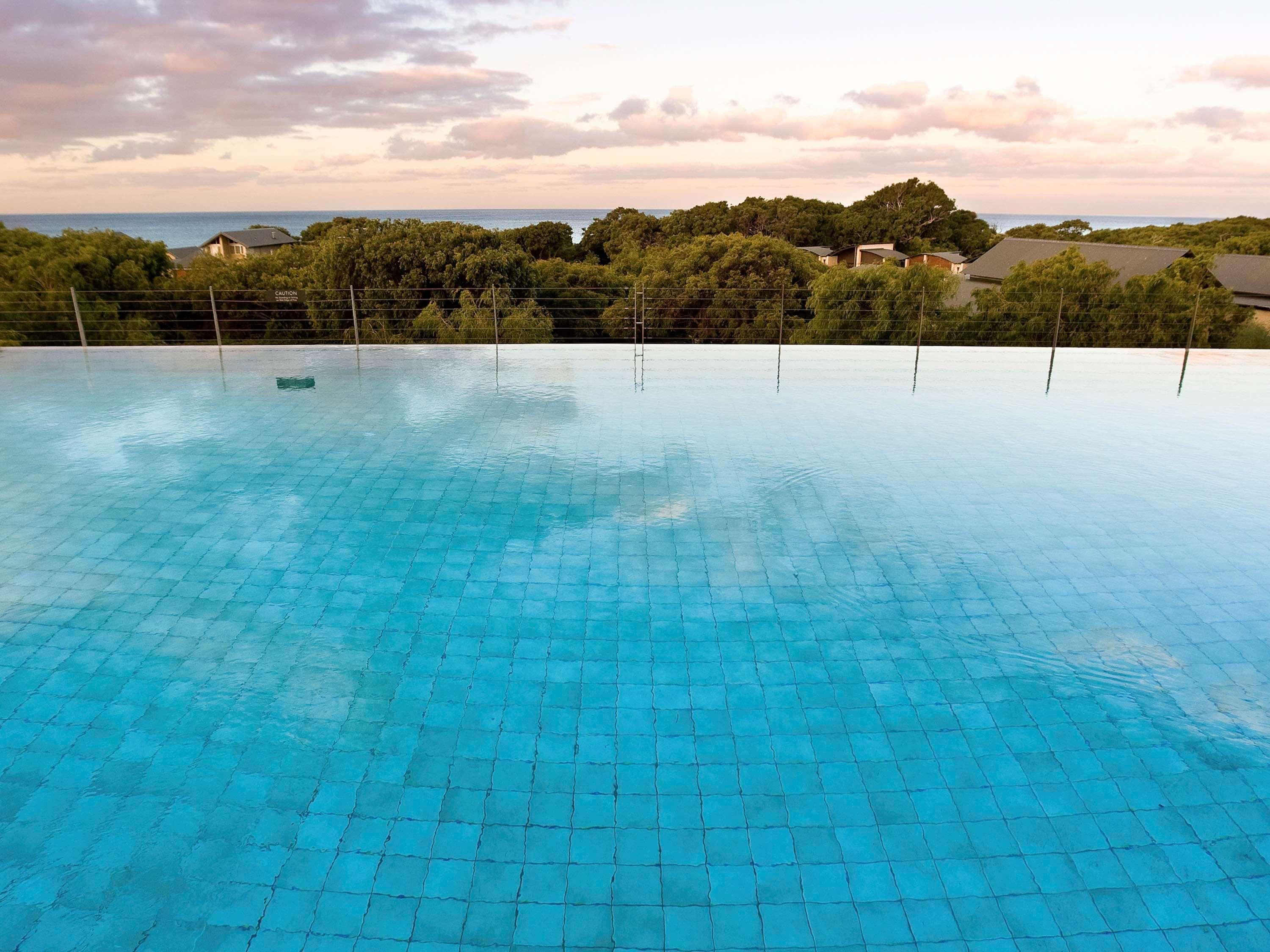 Pullman Bunker Bay Resort Margaret River Dunsborough Bagian luar foto Infinity pool at the Sheraton Resort, Fiji